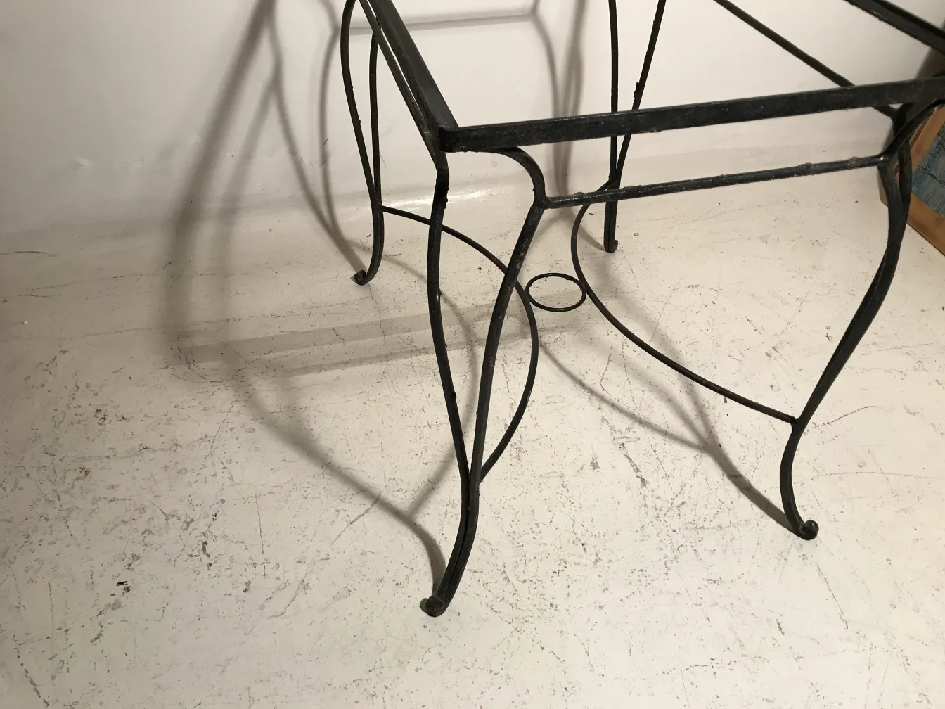 mesa de jardin con estructura detallada y sombras