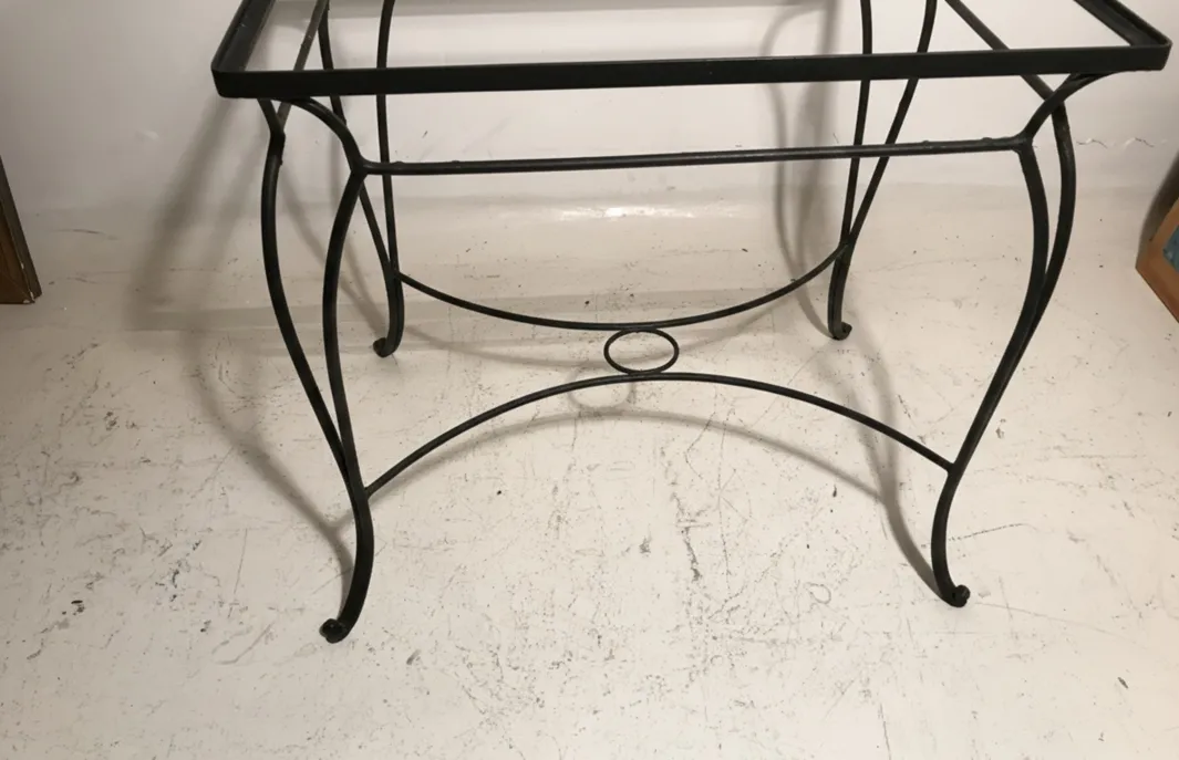 tableau ancien de jardin avec pieds courbes, design attrayant dans un cadre neutre