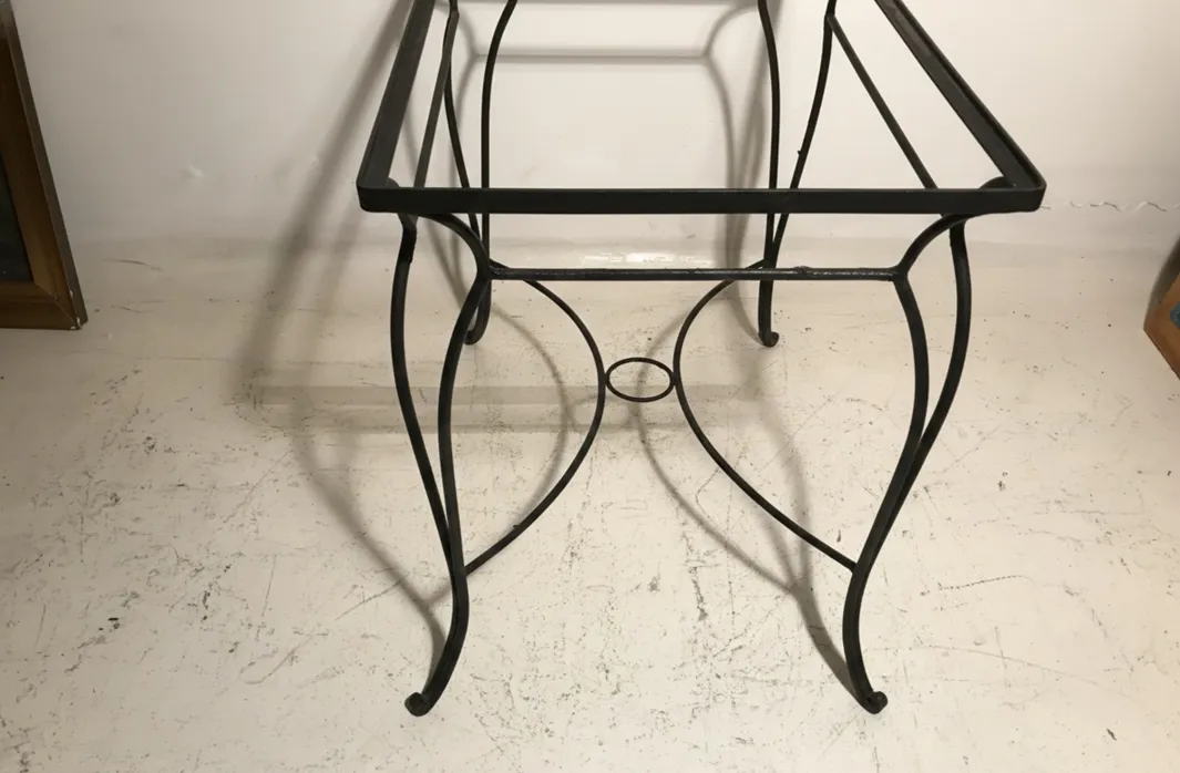 tavolo antico con gambe decorative, perfetto per il giardino