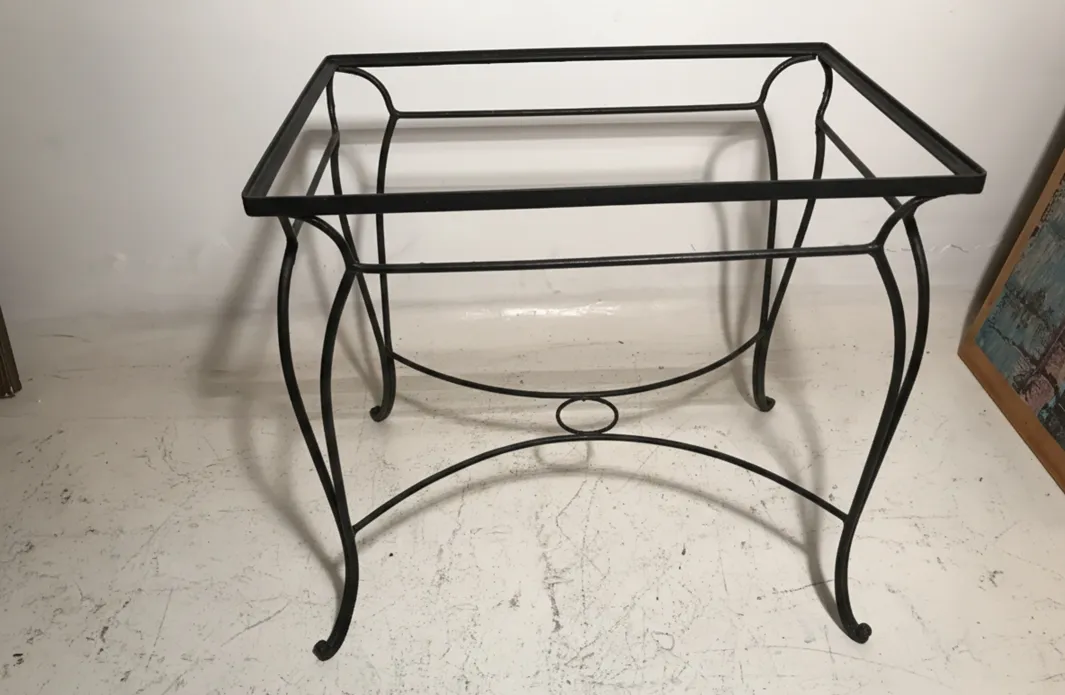 Mesa antigua para jardín con diseño elegante