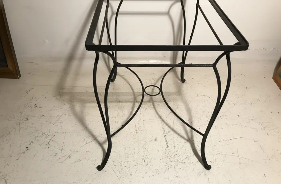 antiker Gartentisch mit geschwungenen Beinen und elegantem Design, heller Hintergrund