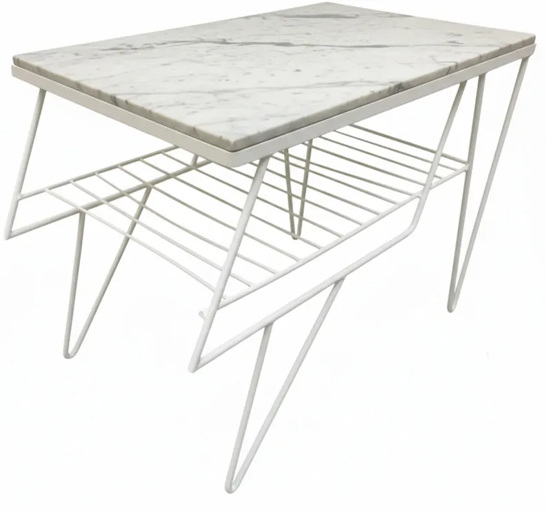 Mesa antiga de jardim com superfície branca e pernas de metal.