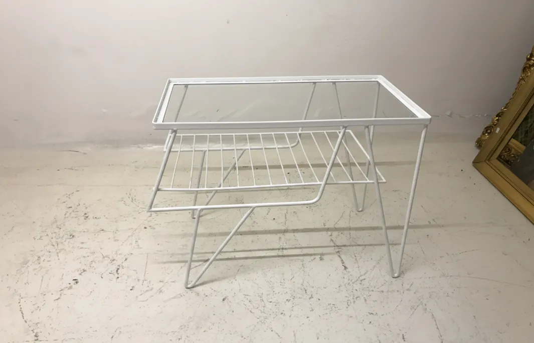 Mesa antiga de jardim com tampo de vidro e pernas brancas