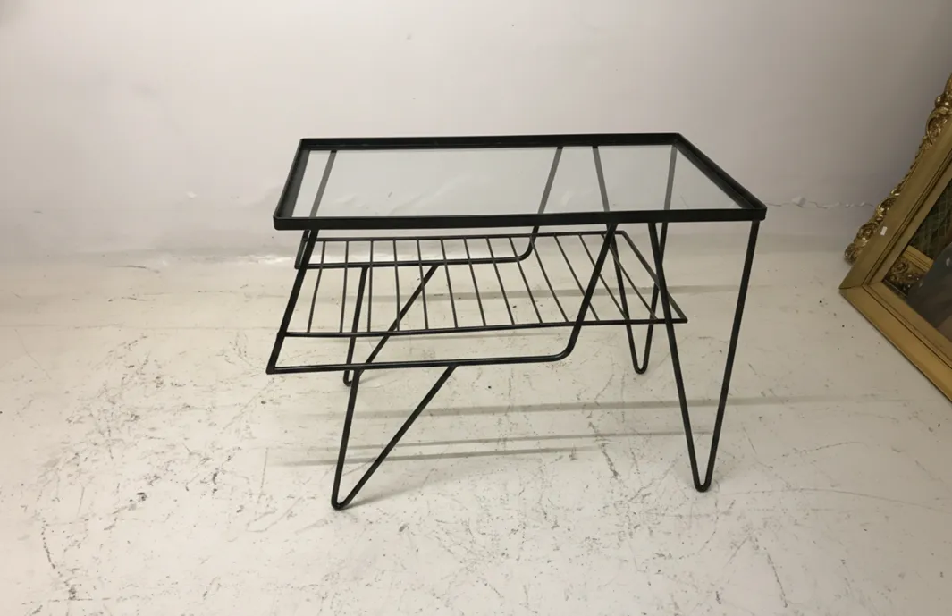 table antique avec design fonctionnel pour jardin, structure propre et détaillée