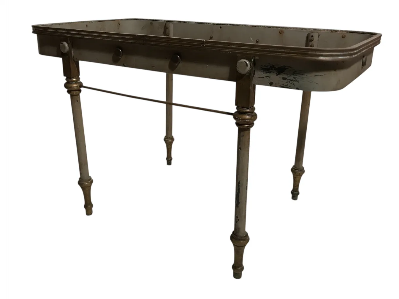 Table ancienne de jardin avec des pieds décoratifs.