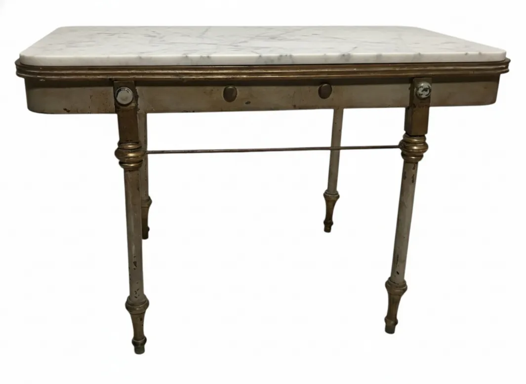 tableau de jardin ancien avec détails décoratifs sur les pieds