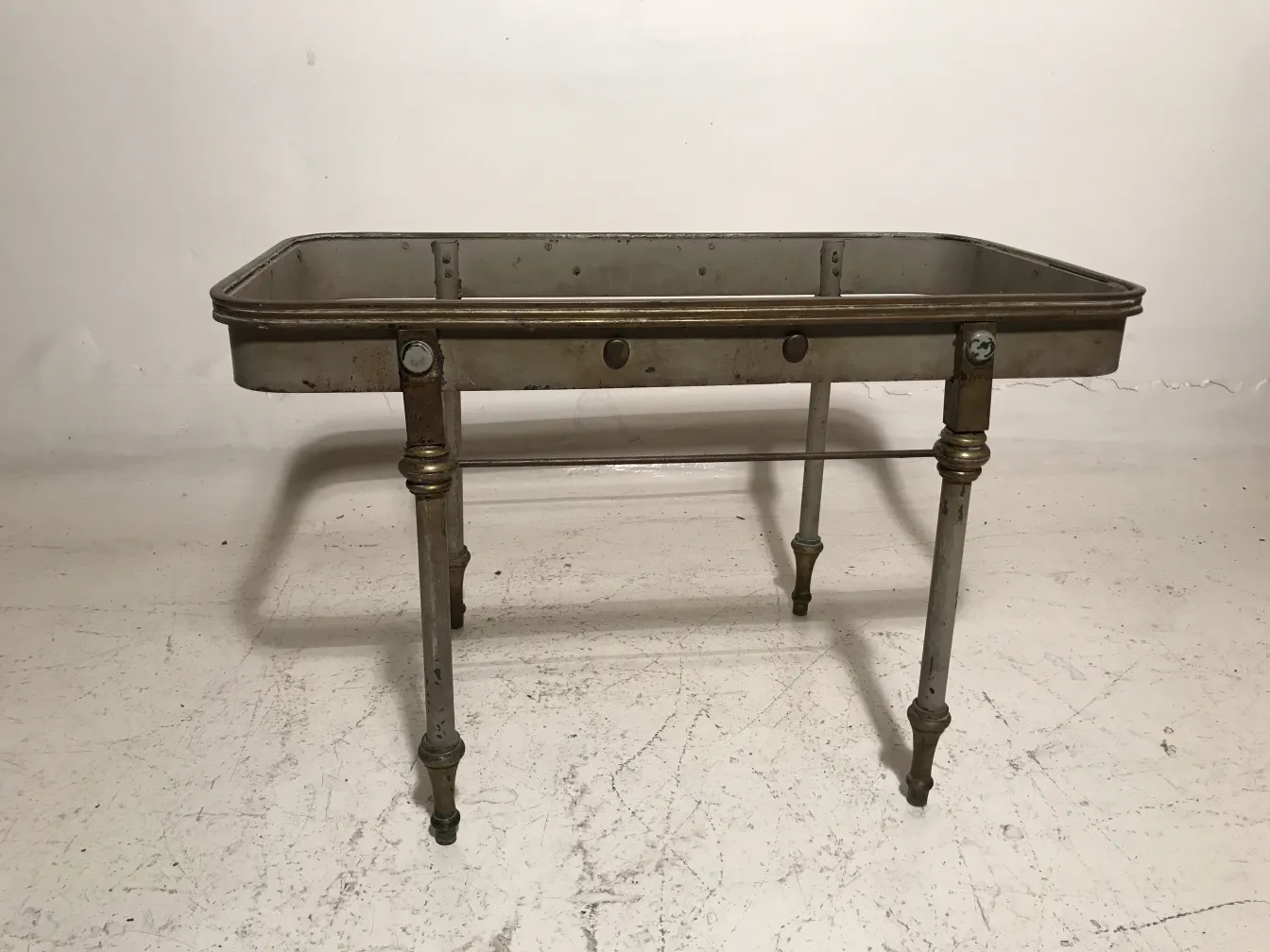 mesa de jardín antigua con patas decorativas