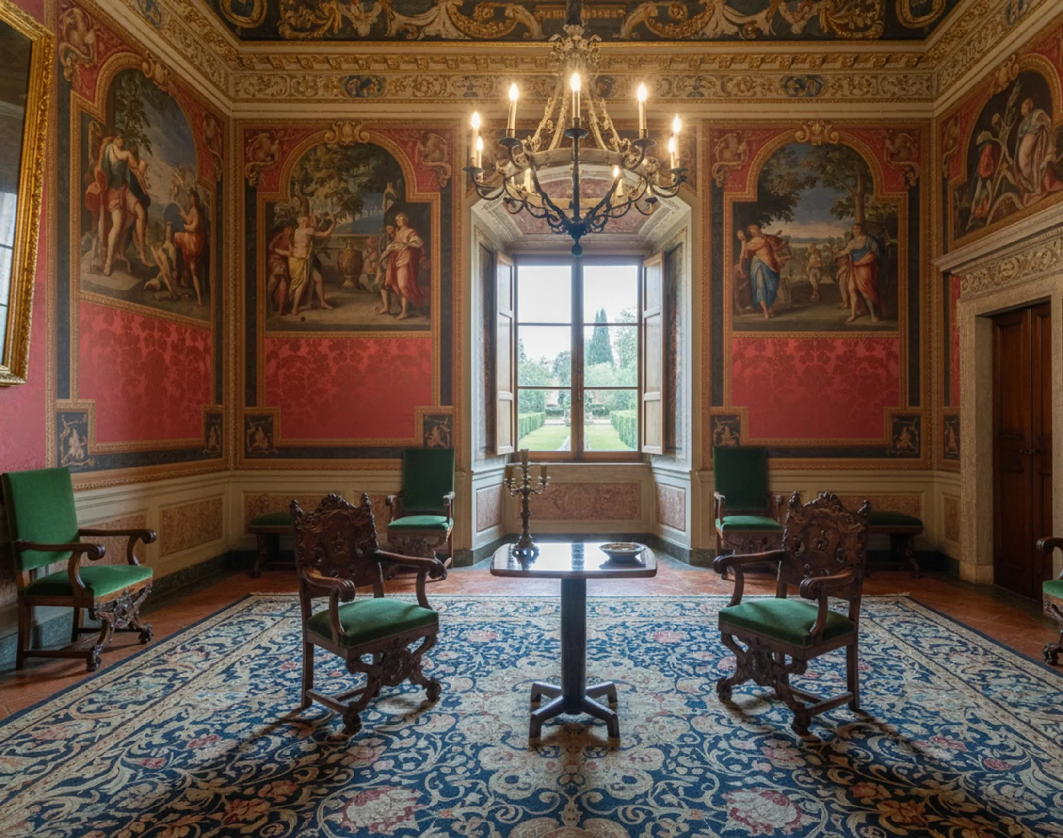 Mesinha antiga com design clássico em uma sala elegante com paredes pintadas e cadeiras verdes.