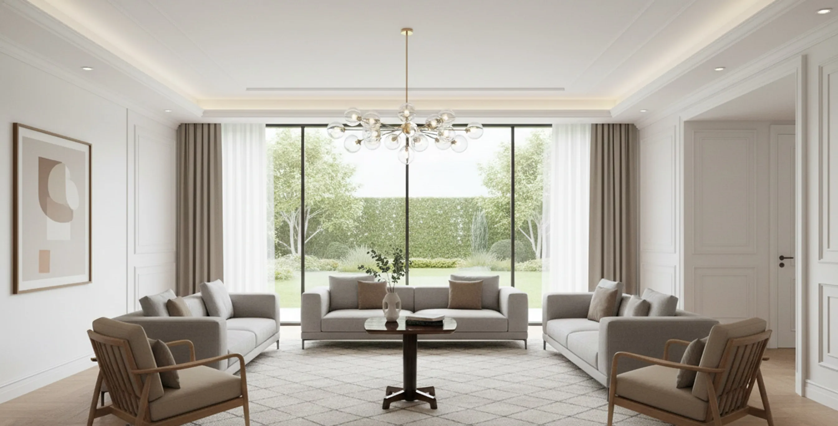 Antiker kleiner Tisch in modernem Umfeld mit grauen Sofas und natürlichem Licht