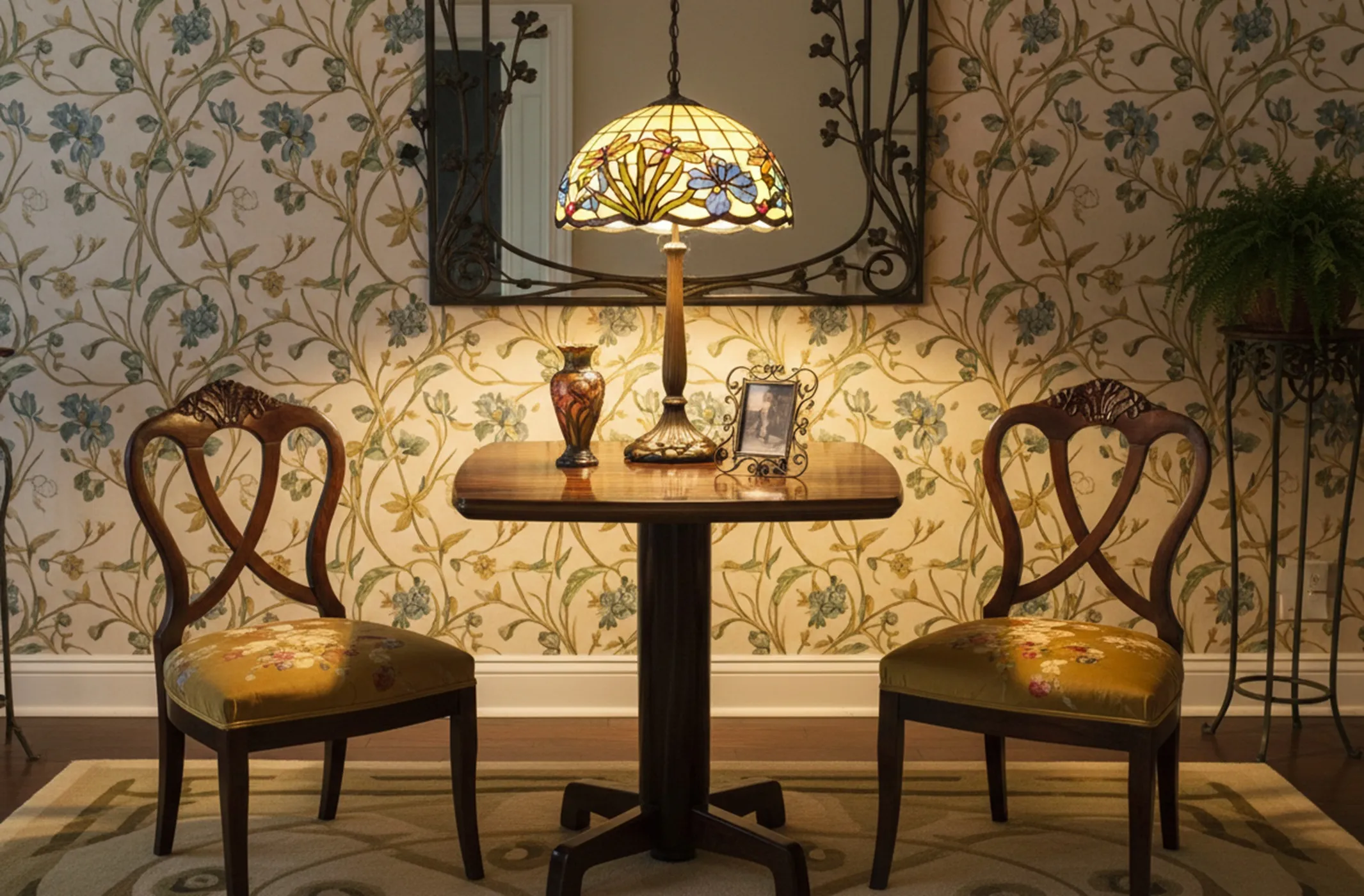 Tavolino antico con luce e decorazioni in un ambiente accogliente.