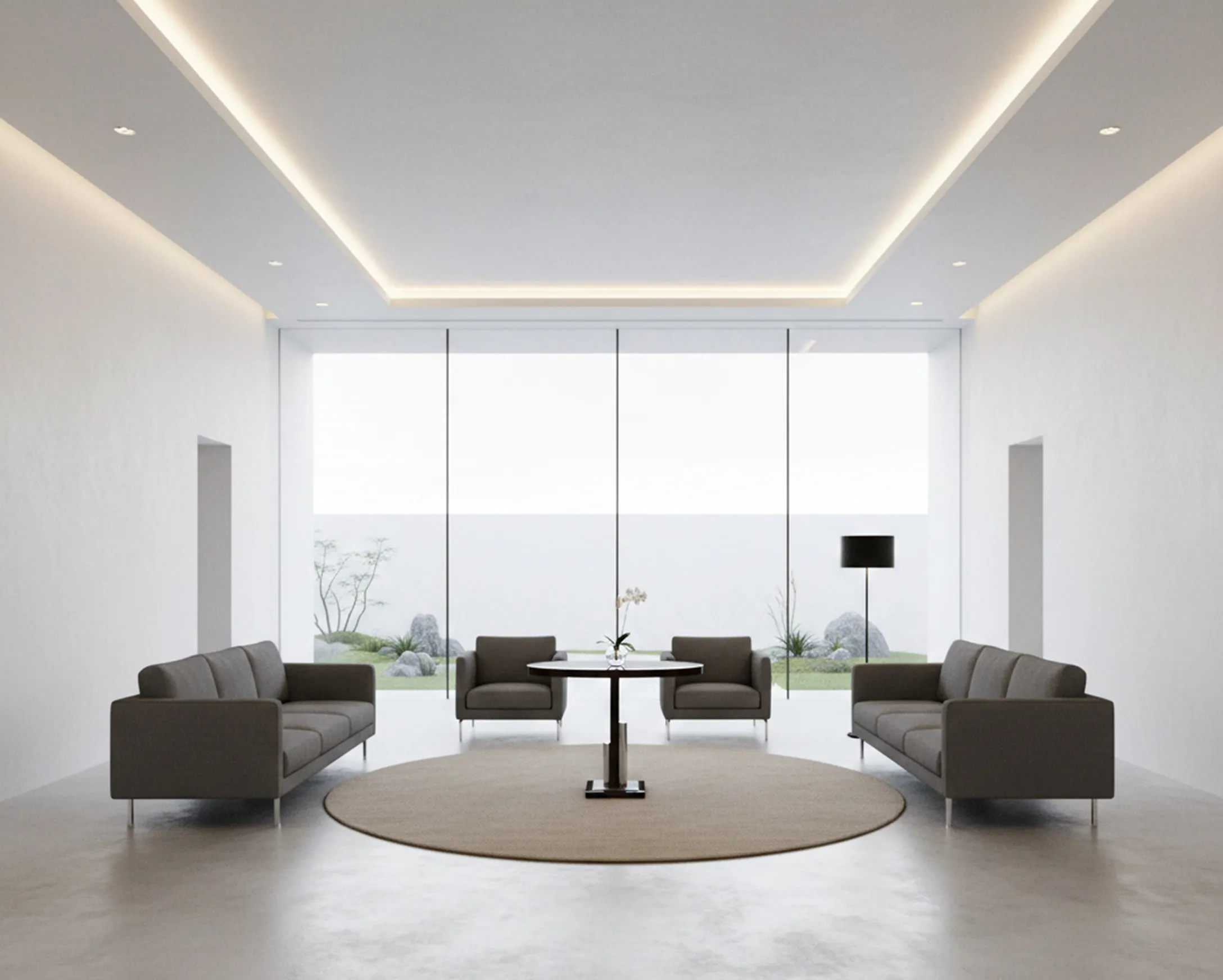 tavolo antico rotondo con base in metallo in un ambiente moderno