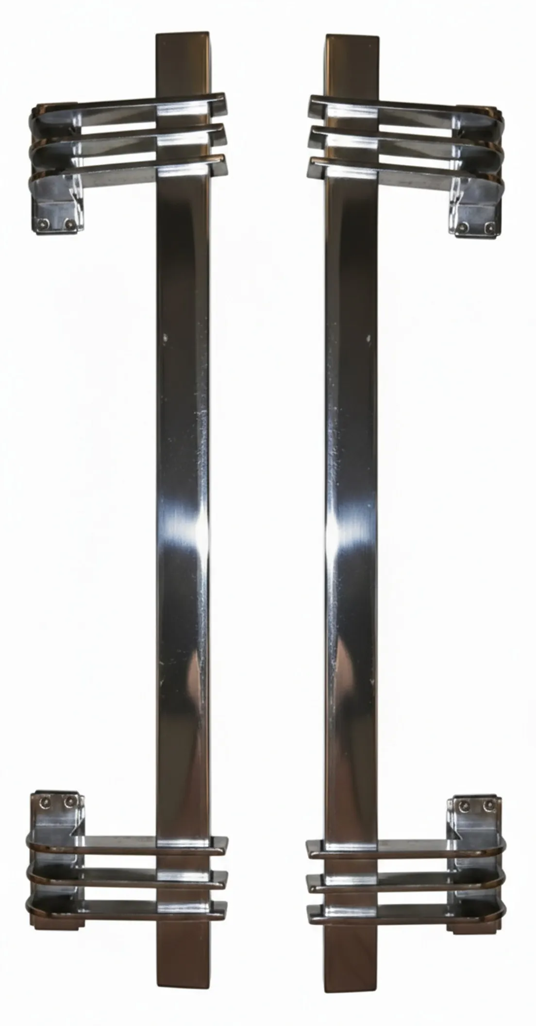 zwei elegante antike Türgriffe mit auffälligen Designdetails