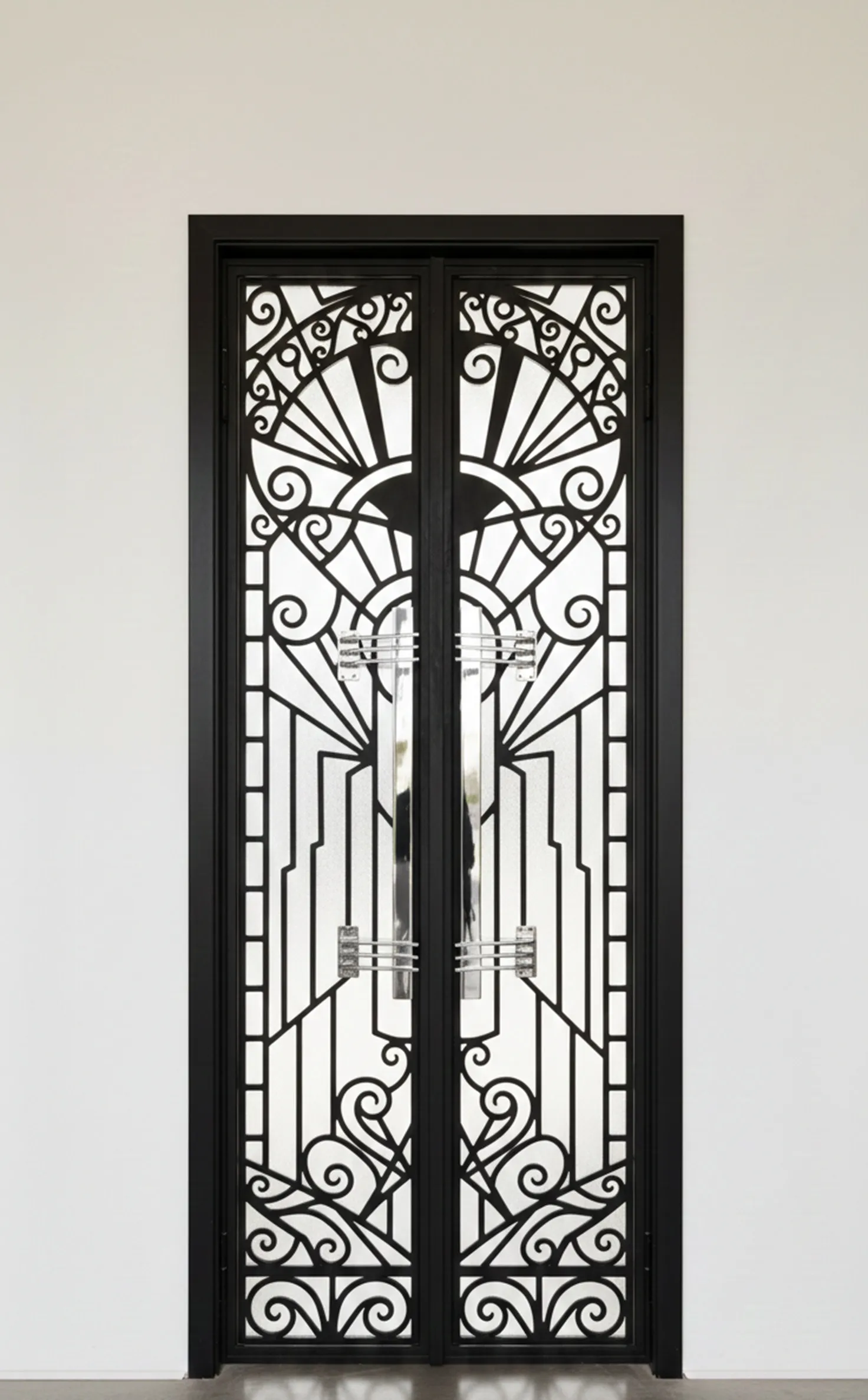 poignées de portes anciennes décoratives dans une entrée élégante