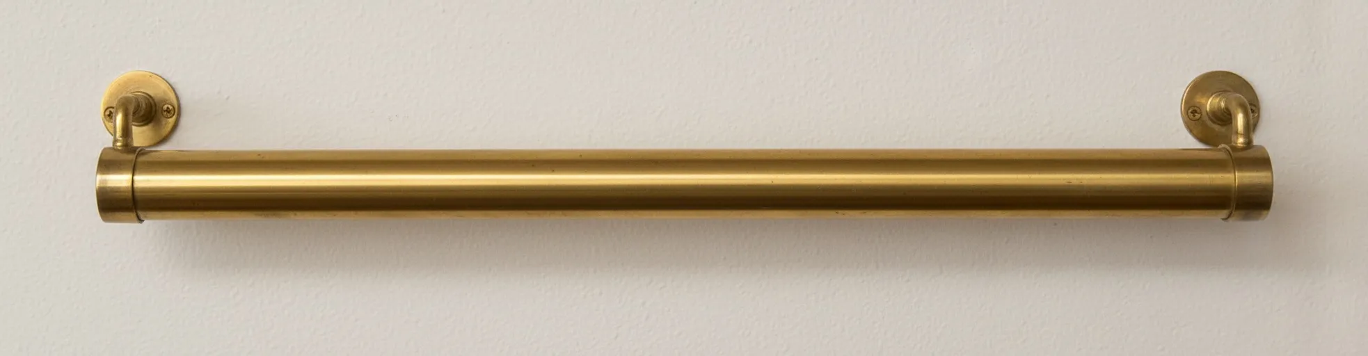 maniglia delle porte antica in forma cilindrica dorata