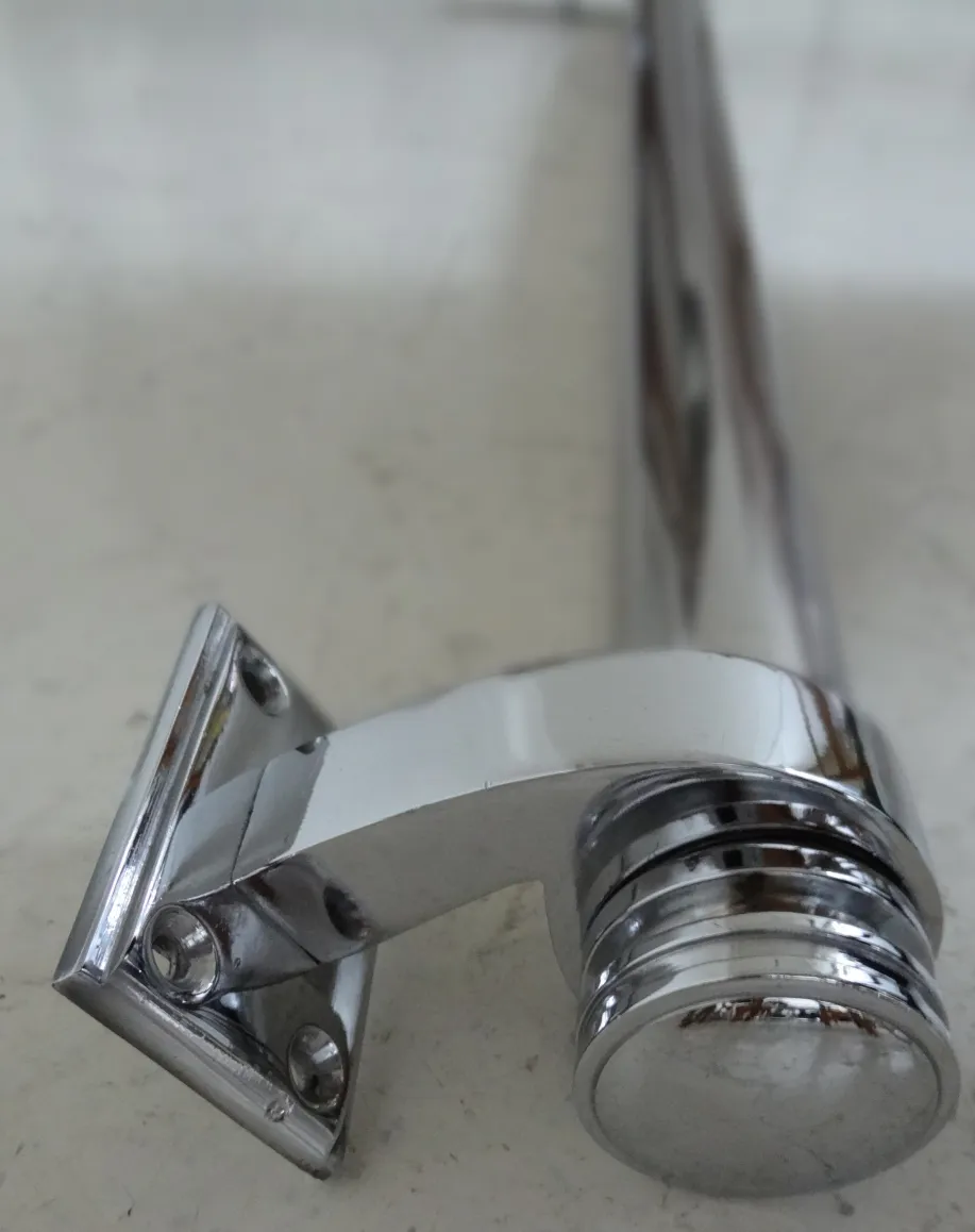 puxador de porta antigo com design curvo e base octogonal