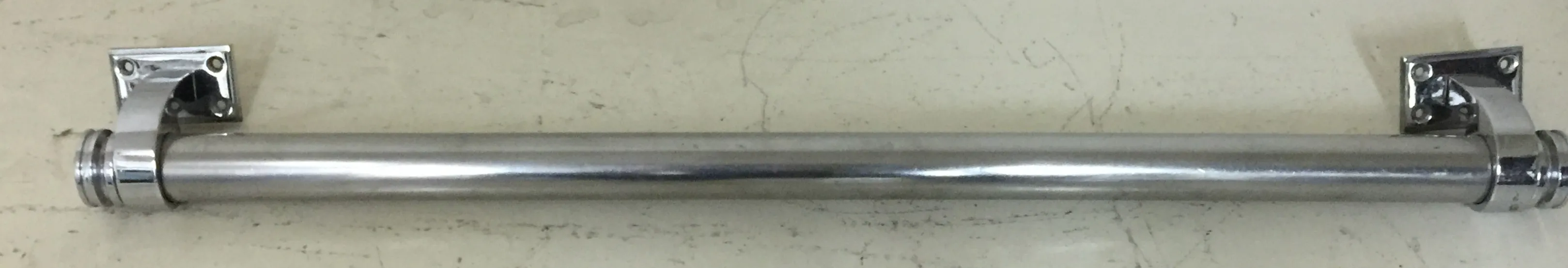 古董艺术装饰门把手，背景清淡下的光泽细节。