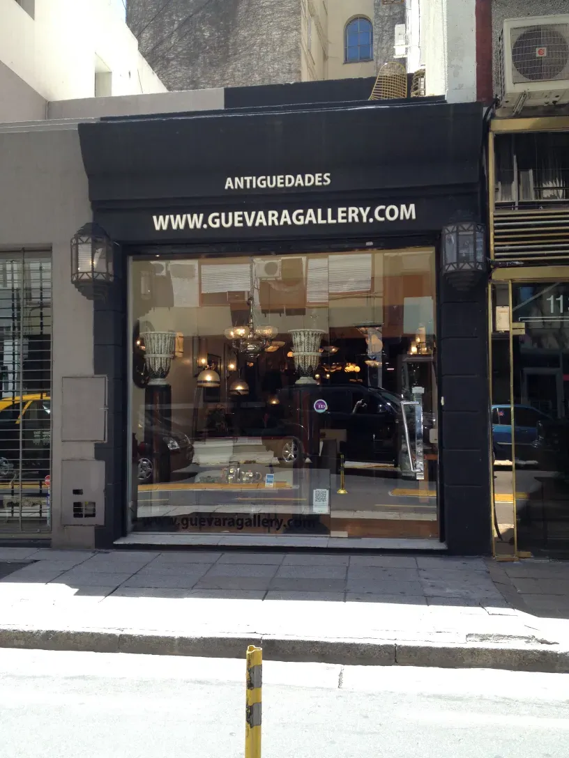 Tiradores de puerta antiguos expuestos en galería.