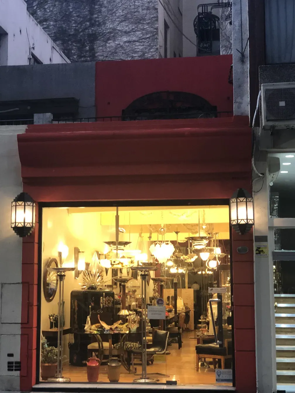 古董门把手在橱窗内，灯光柔和