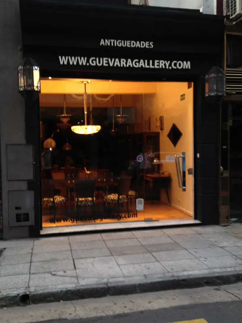 Tiradores de puerta antiguos exhibidos en una galería