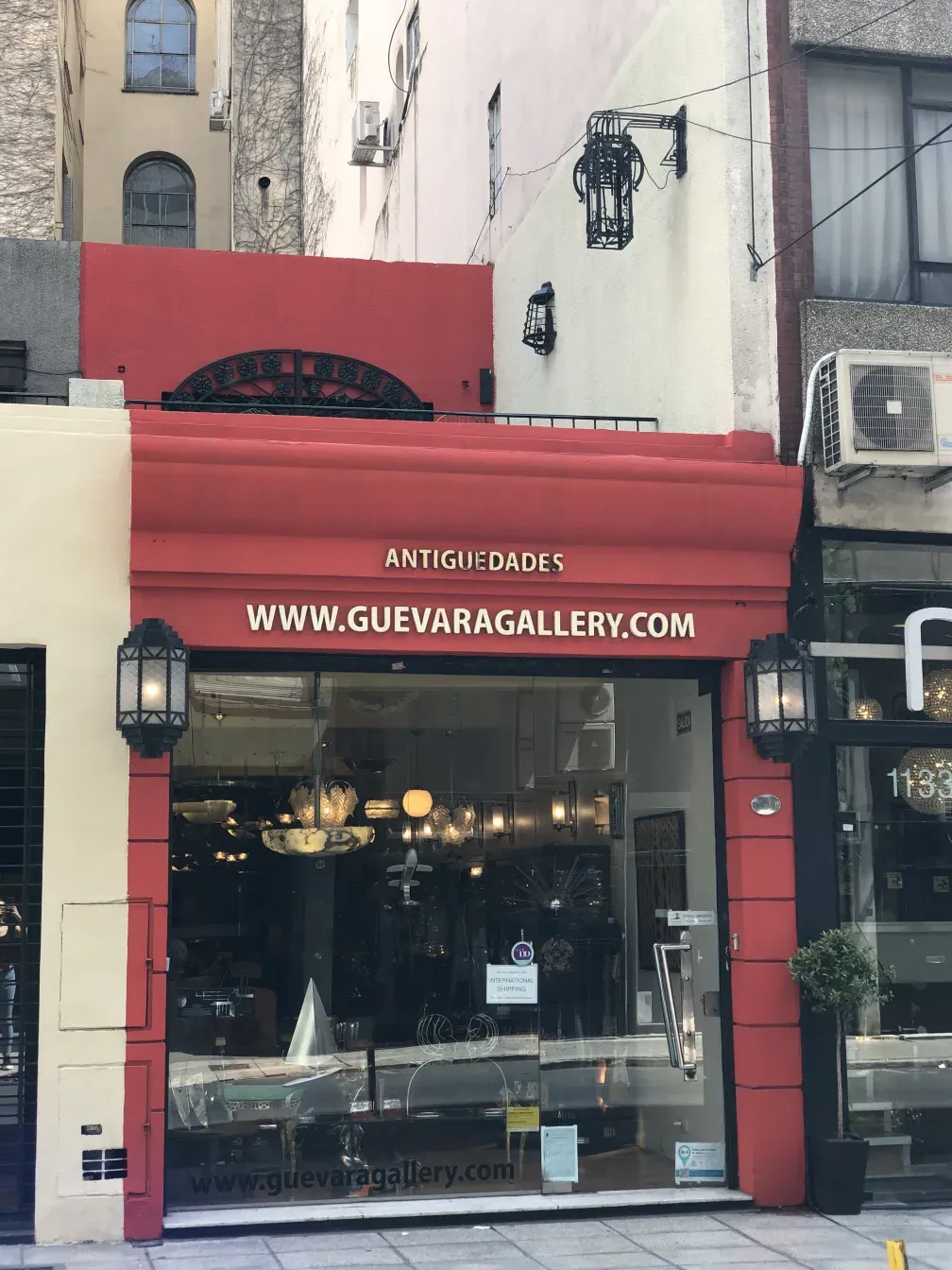 Ingresso decorativo di una galleria antica con maniglie delle porte