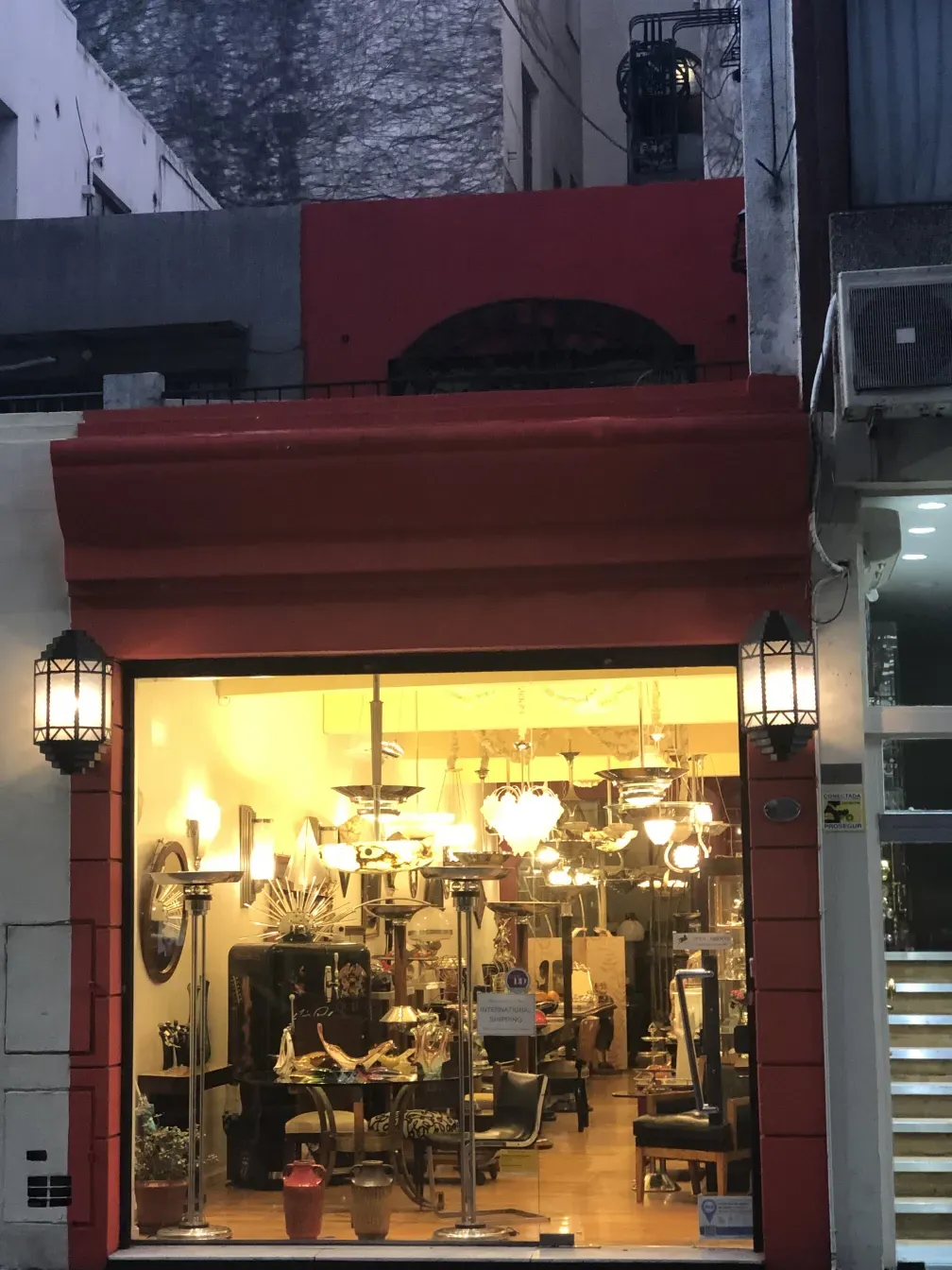 古董店内古董门把手的视图，吸引人的展示