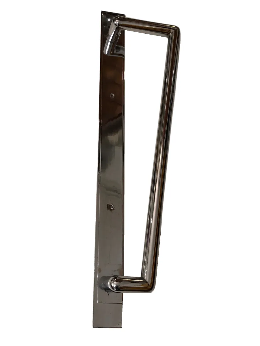 poignées de porte anciennes en métal avec un design élégant