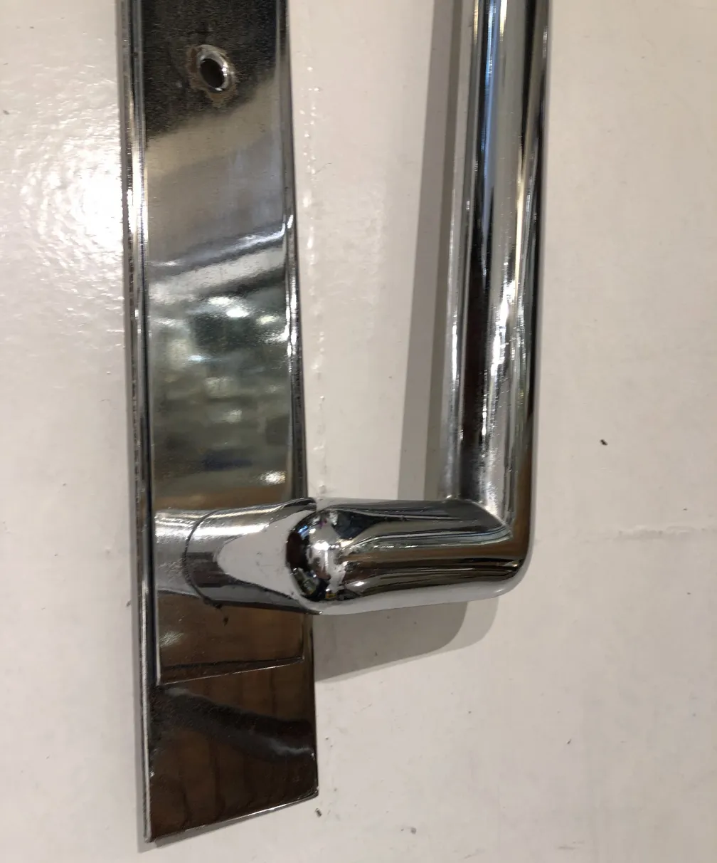 poignées de portes anciennes avec un design lisse et élégant.