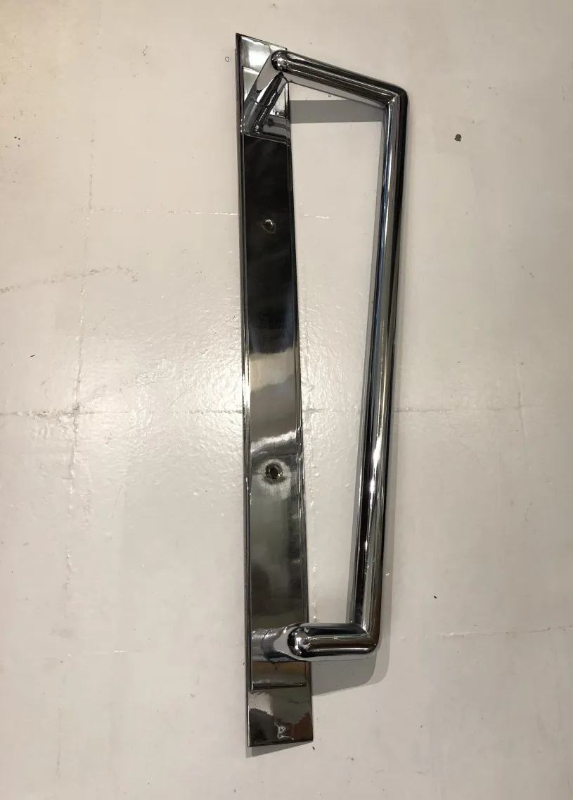 Puxador de porta antigo com design clássico e elegante.