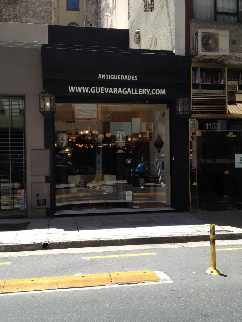 витрина антиквариата с декоративными дверными ручками