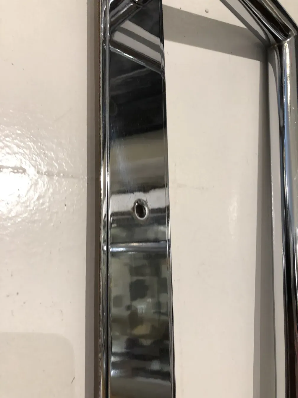 Maniglia antica per porta con design decorativo