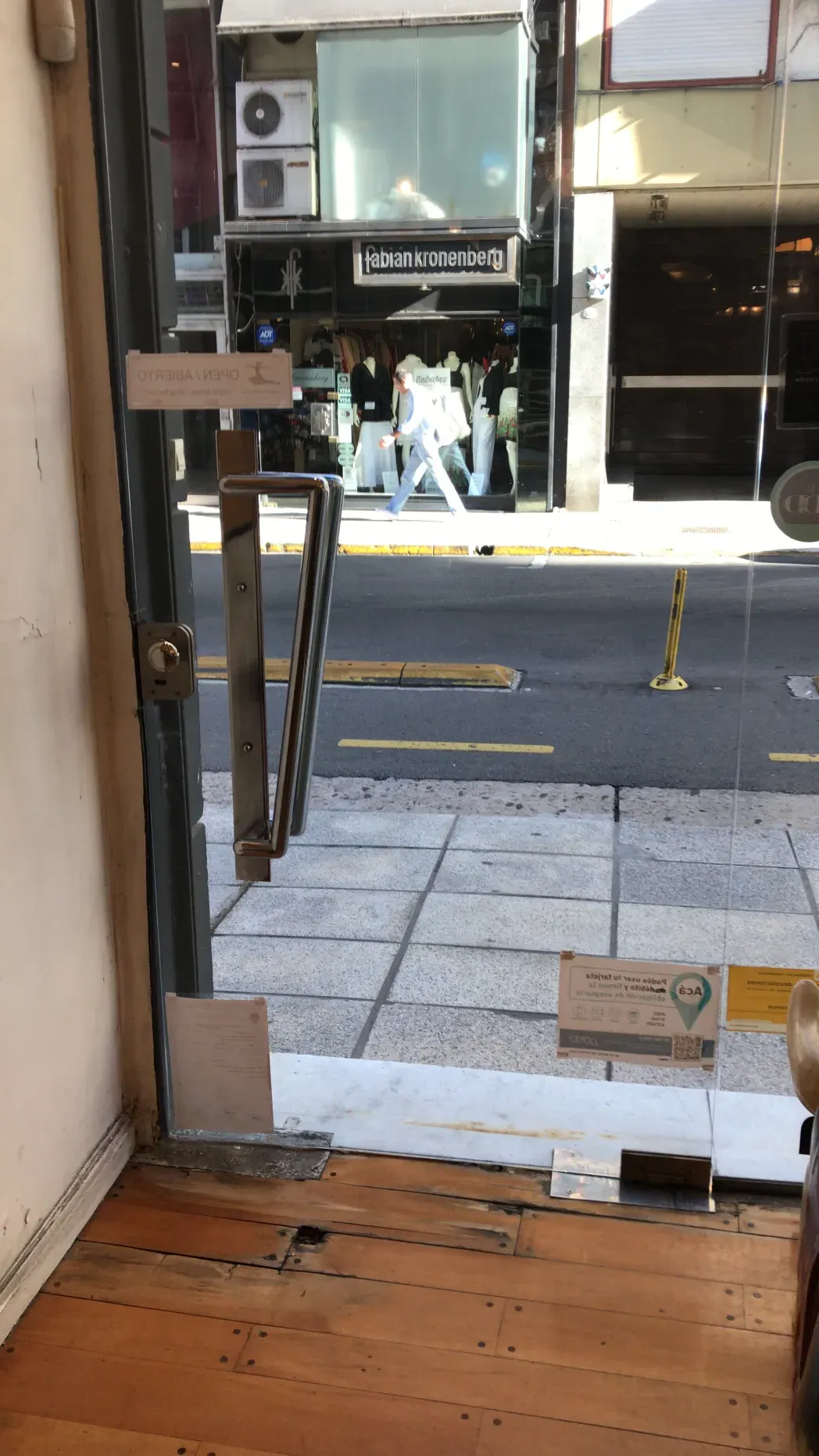 maniglie delle porte antiche all'ingresso di un negozio