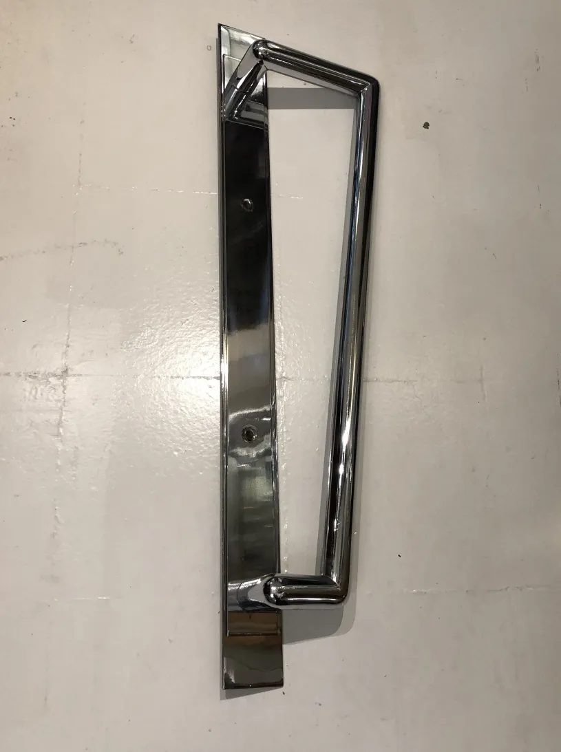 tirador de puerta antiguo de los años 1950, brillante y estilizado