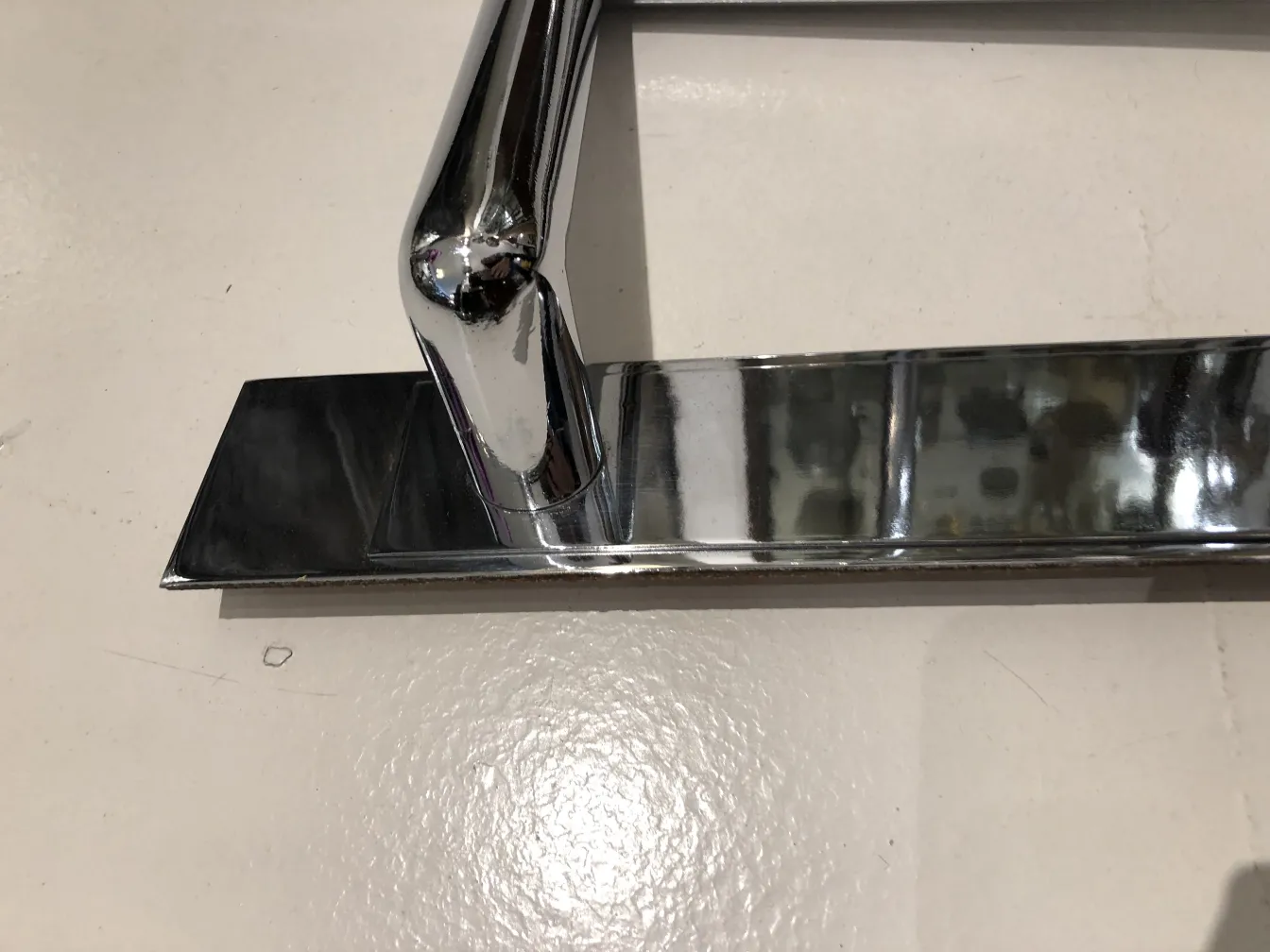 poignées de porte anciennes avec finition brillante dans un contexte décoratif