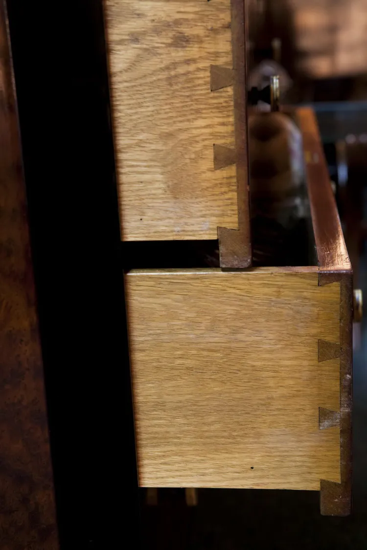 antikenschrank mit schubladen für münzen und aufbewahrung