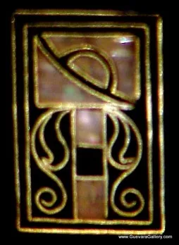 Bureau ancien orné de motifs élégants.