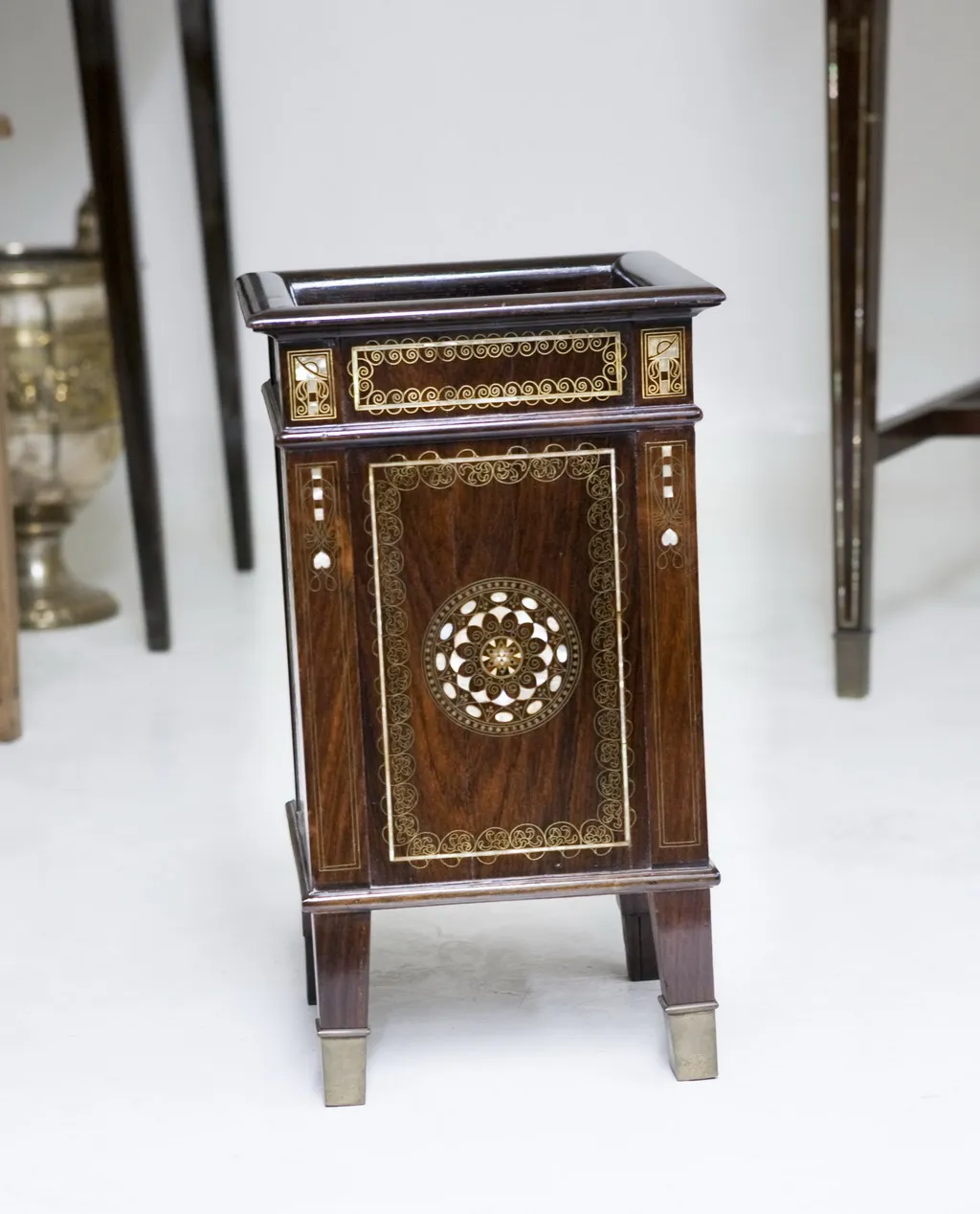 Escritorio antigo com ornamentos detalhados em madeira, estilo oriental, com espaço adicional ao redor.