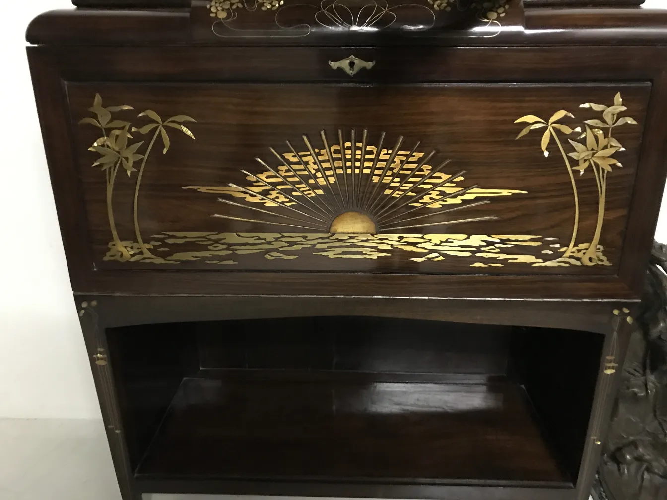 vetrina antica con decorazione floreale carlo zen, sfondo scuro