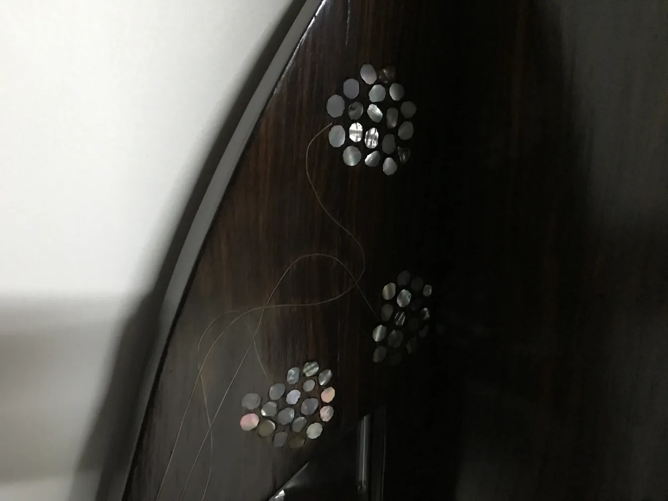 Vitrine antiga carlo zen com detalhes decorativos e um ambiente aconchegante