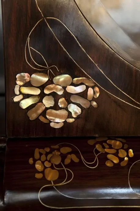 vitrine antique décorative avec des détails en nacre et or