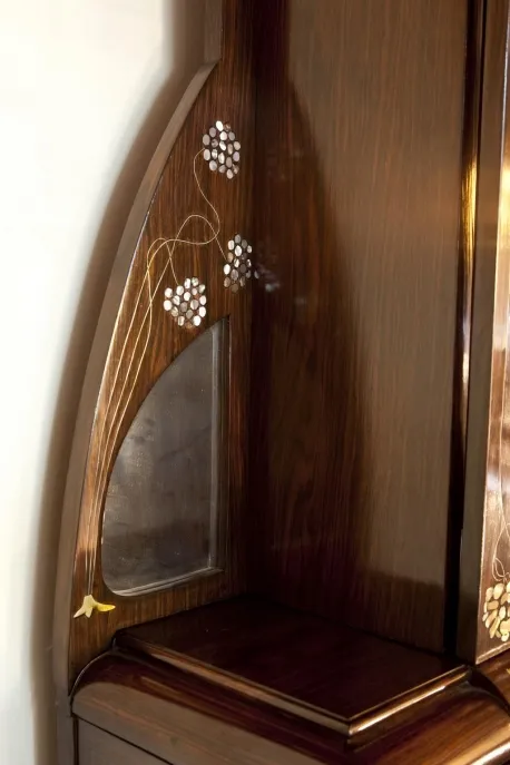 Vitrine antiga com detalhes decorativos carlo zen