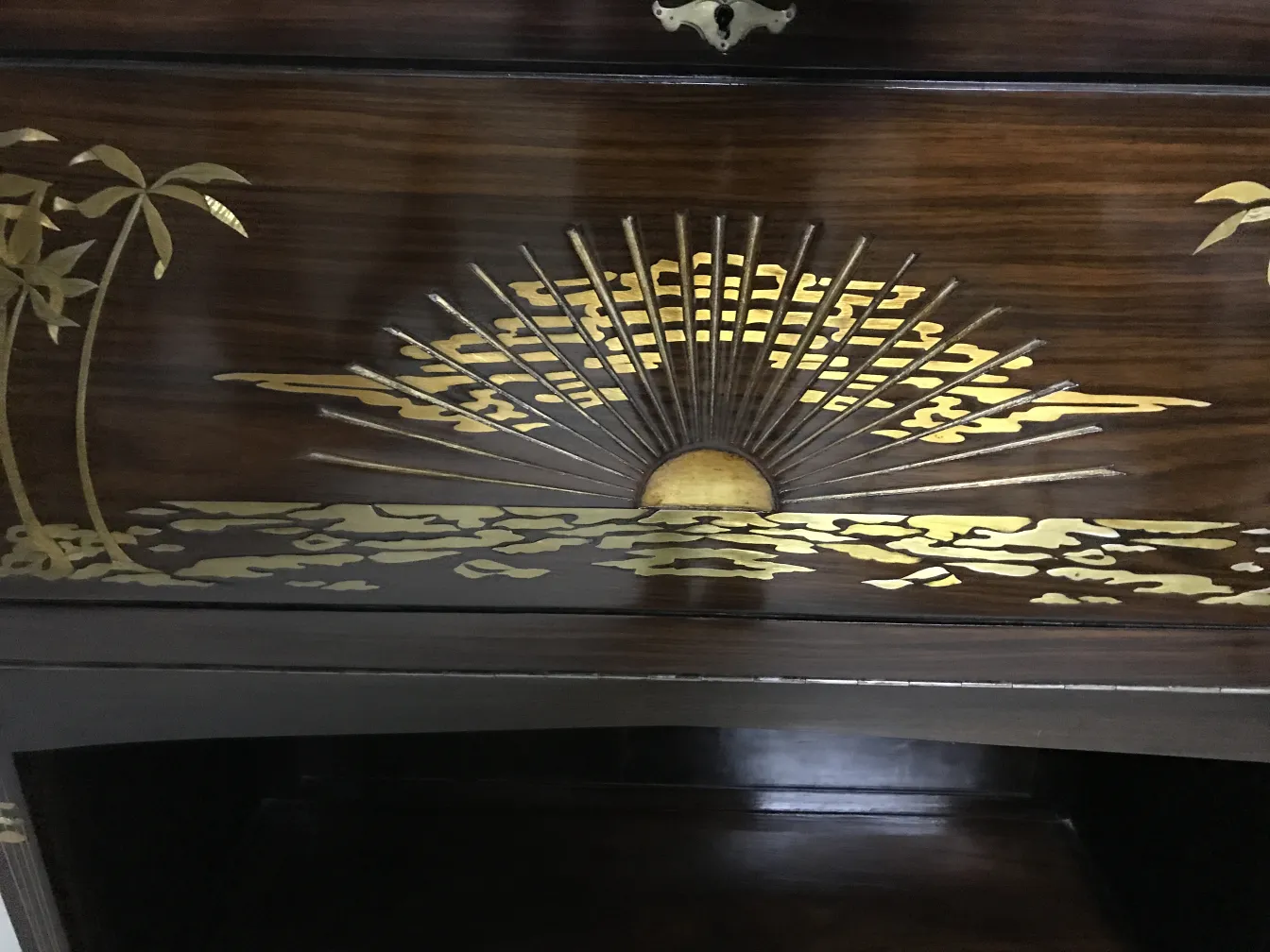 vitrine ancienne avec design de soleil et palmiers