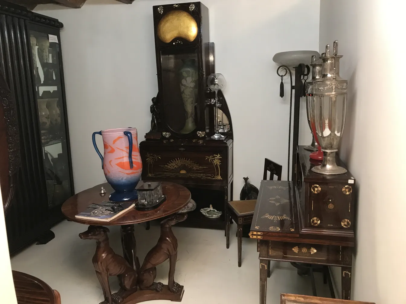 antike vitrine in einer eleganten klassischen umgebung