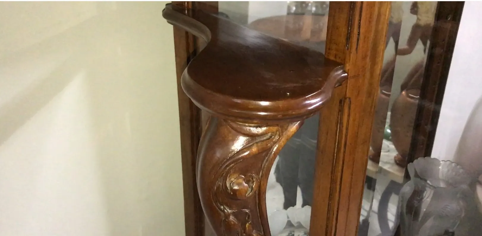 Vetrina antica con bellissimi dettagli decorativi e uno sfondo chiaro.