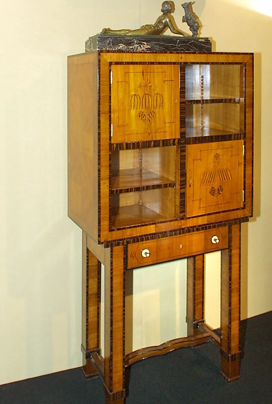 humidor antico con ripiani in vetro e dettagli decorativi
