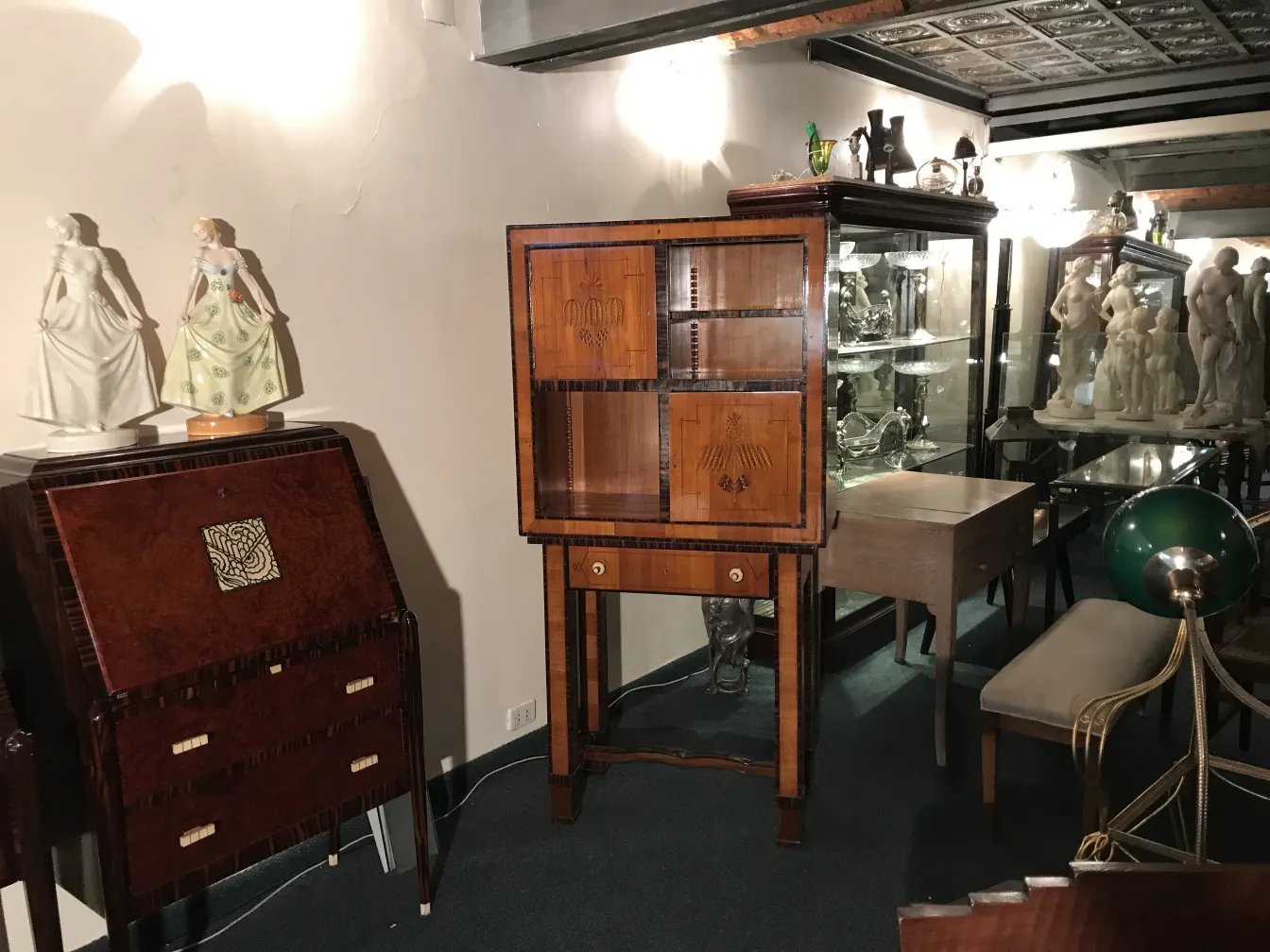 Antiker Zigarrenschrank mit kunstvollen Details und inneren Regalen.