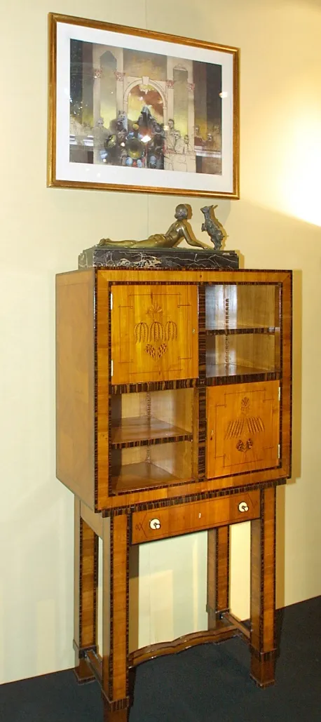 antik zigarrenschrank mit dekorativen elementen und innenregalen.