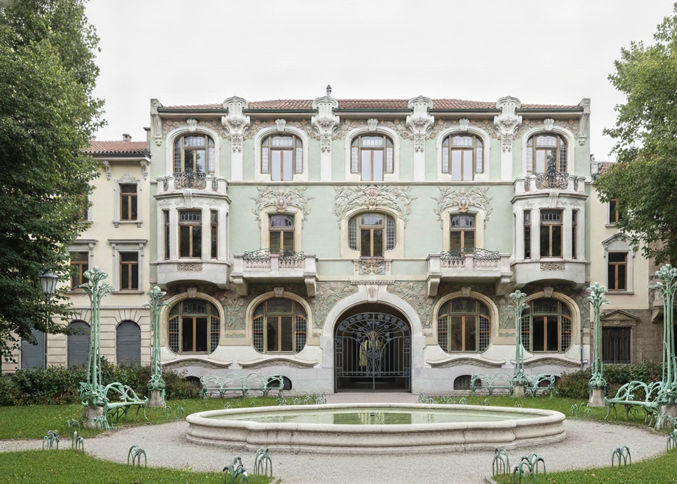 Ancien portail en fer avec détails ornés sur un bâtiment classique