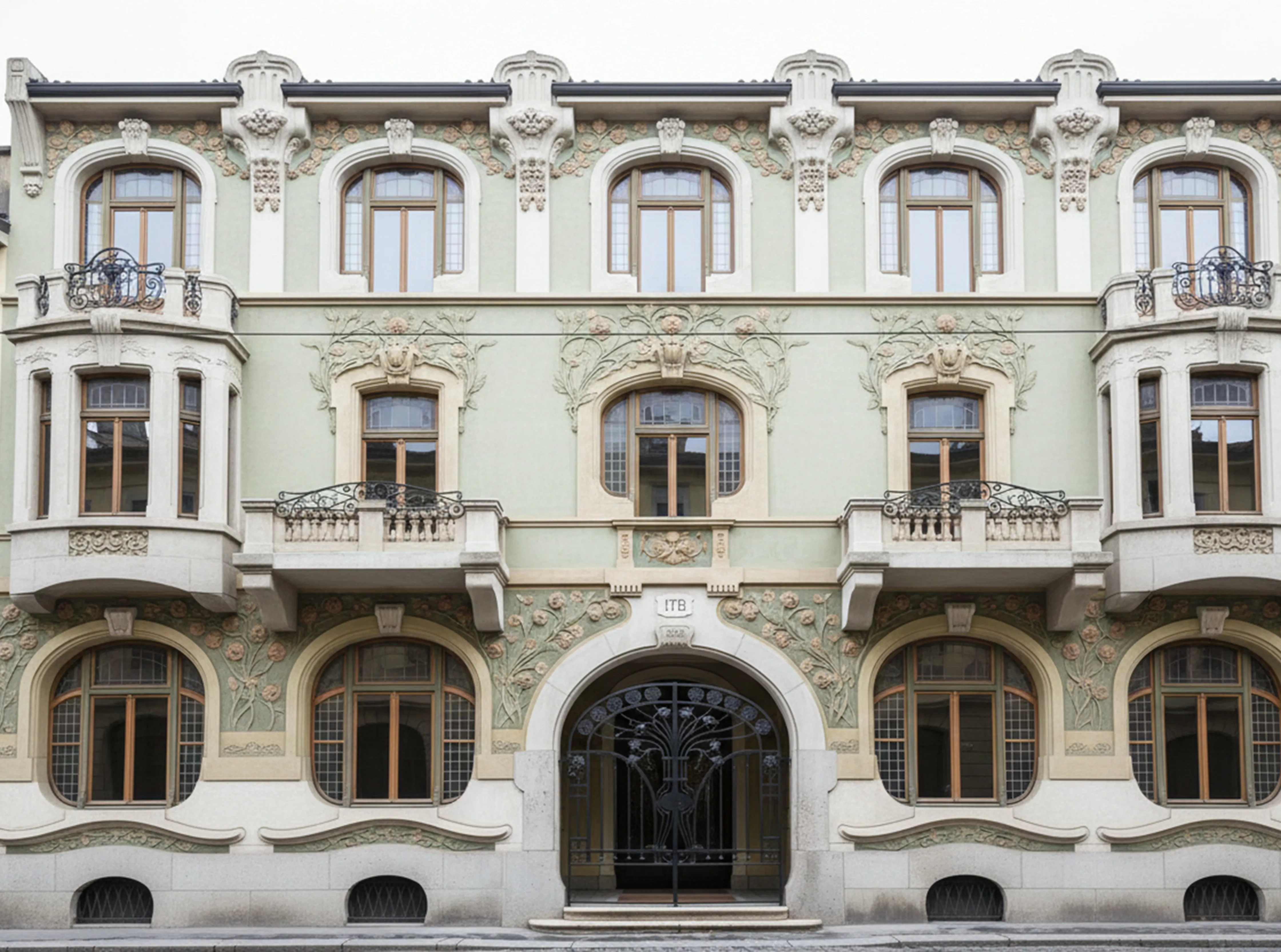 بوابة دخول زخرفية عتيقة مع تفاصيل زهرية