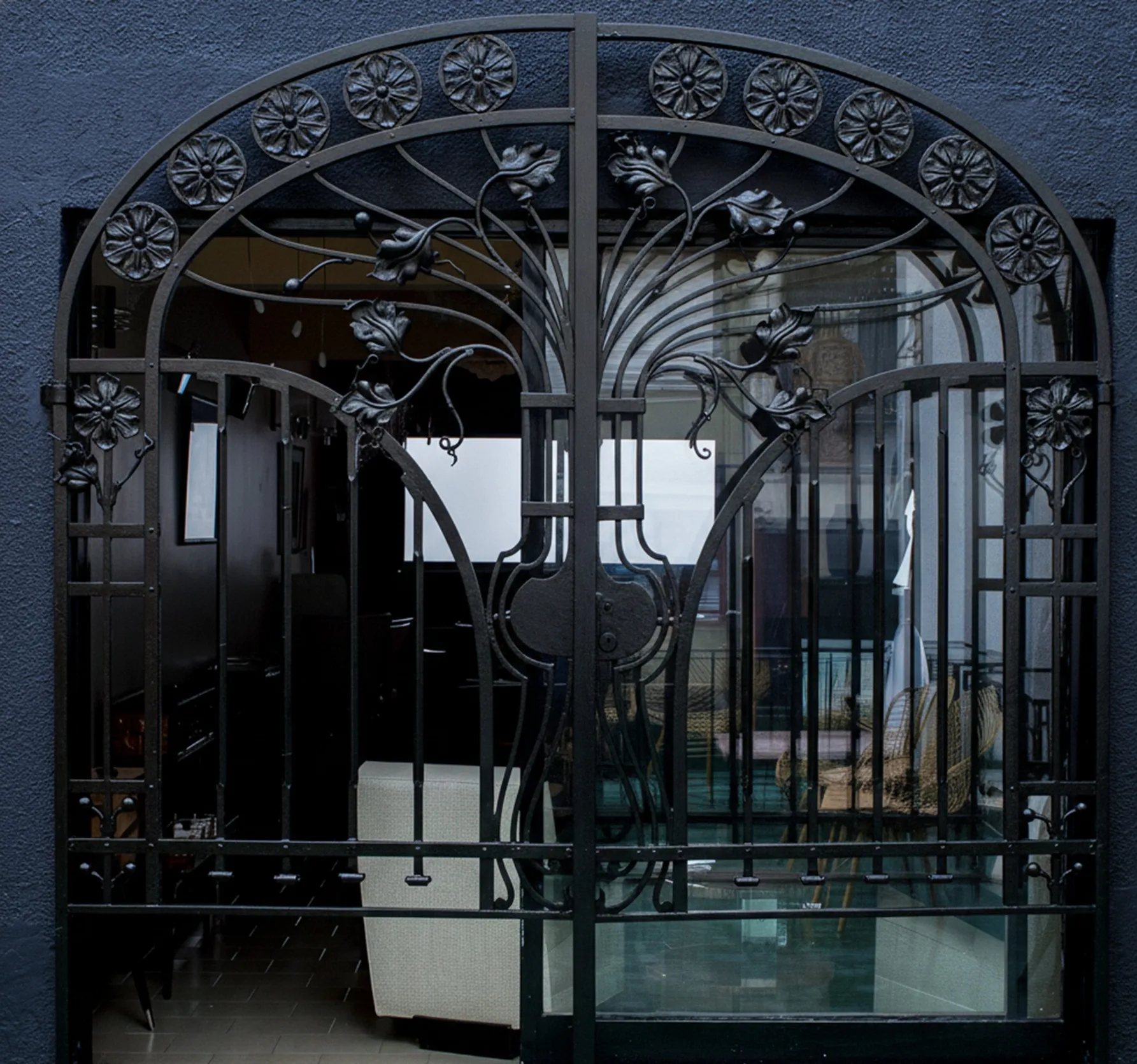 alte Haustür mit elegantem Blumendesign, geschlossen