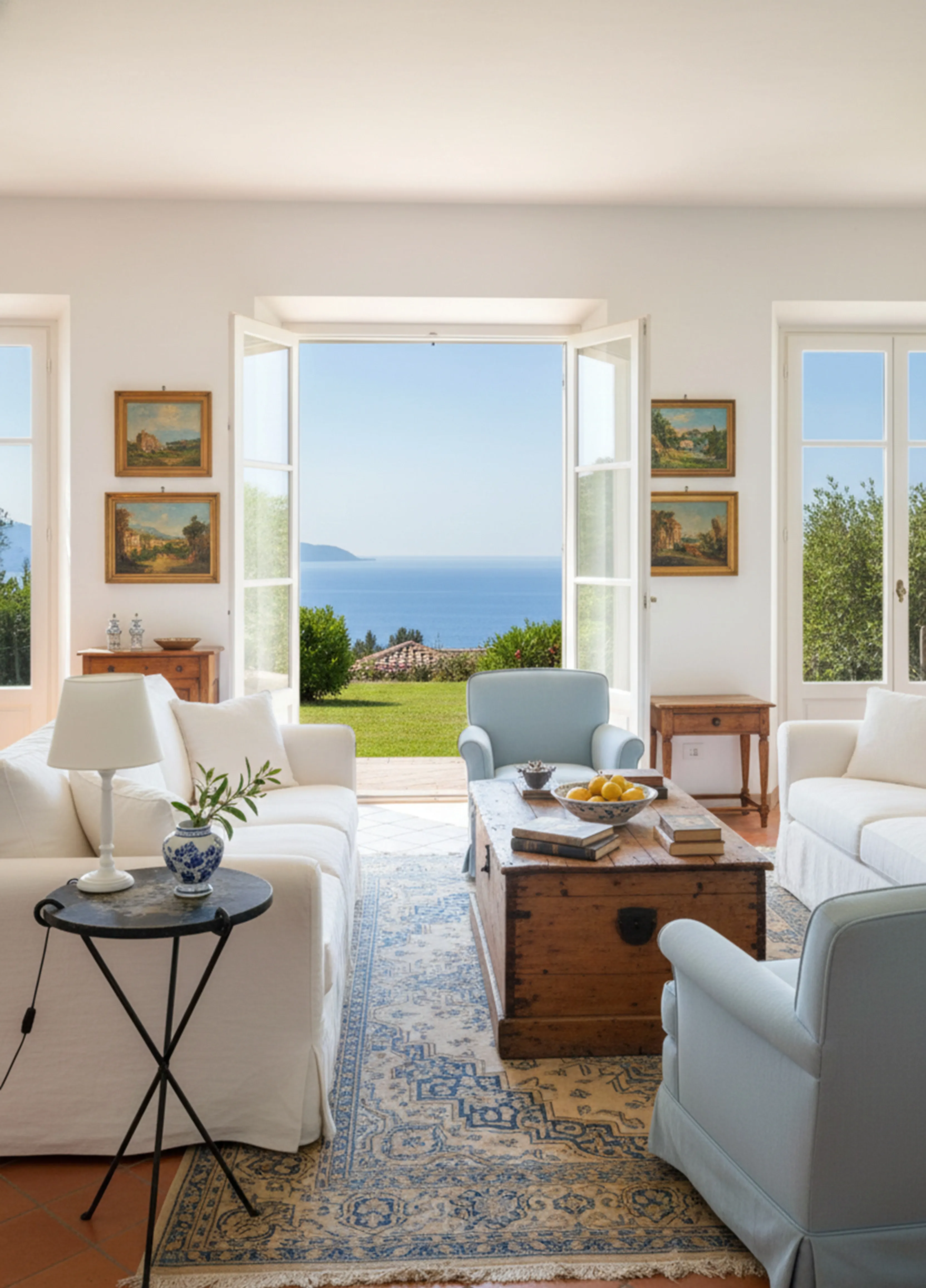 mesita antigua en una habitación con vistas al mar y decoración sencilla